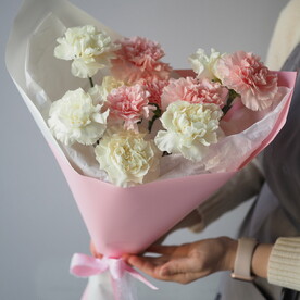 Монобукет из белых и розовых гвоздик