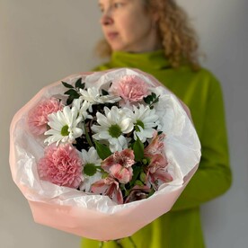 Букет из альстромерии, гвоздики одиночной, хризантемы кустовой.