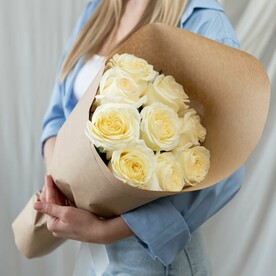 Букет пионовидные кремовые розы эквадор 9 шт в крафте