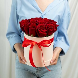 15 красных роз (Россия) в шляпной коробке
