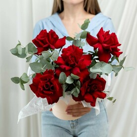 Композиция французские розы в коробке с эвкалиптом / красныфе розы