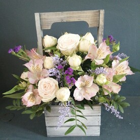 Цветы в деревянном ящике