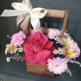 Деревянный ящик с цветами