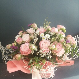 Композиция из кустовой розы