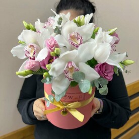 Орхидея с эустомой в шляпной коробке