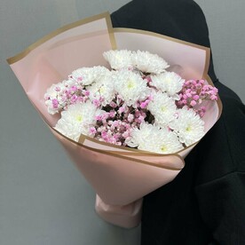 Белая хризантема с гипсофилой