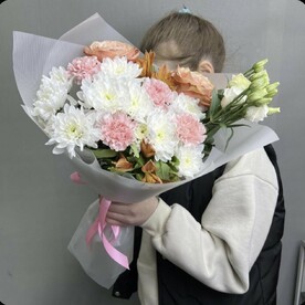 Авторский букет: розы кахала, эустома, хризантема, диантус