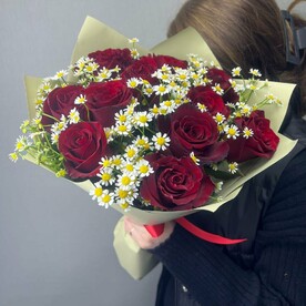 Красные розы и ромашка