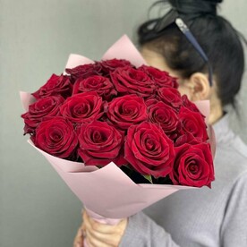 Красные розы 19 штук эквадор