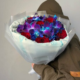 Розы и орхидея