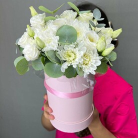 Хризантема с эустомой в коробке