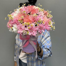 Кустовая хризантема и ромашка в шляпной коробке