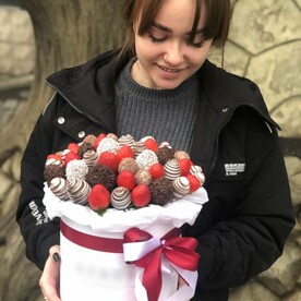 Бокс Клубники в шляпной коробке М микс