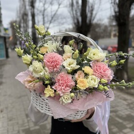 Авторская корзина «Антуанетта» с диантусамм  и эустомой