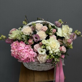 Корзина «Эмилия» с гортензией и французскими  розами