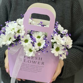 Сумочка с хризантемой и гипсофилой