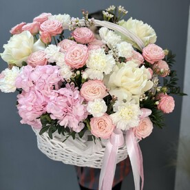 Корзина «принцесса Диана» с пионовидными и французскими розами