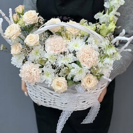 Корзина «Крем-карамель» с кустовыми розами