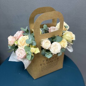 Сумочка с кустовыми розами и эвкалиптом