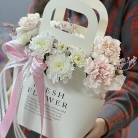 Сумочка «Шиммер» с хризантемой и диантусами