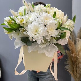 Сумочка с хризантемой и альстромерией