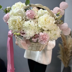 Корзина «С любовью» с французскими розами и гортензией