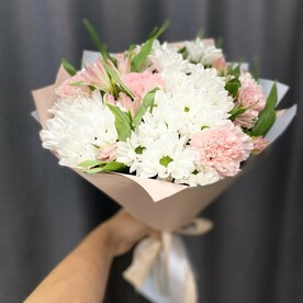 Букет из ромашковых хризантем альстромерий и диантусов