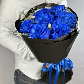 Букет синих французских роз в оформлении