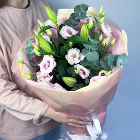 Нежный букет из розовых лизиантусов и лилии в упаковке