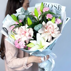 Нежный букет из белых лилий, розовых французских роз и кустовых диантусов