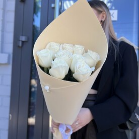 Белые импортные розы (9 шт) в упаковке
