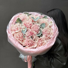 Букет из 11 французских розовых роз с эвкалиптом в стильном оформлении