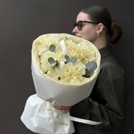 Букет из 5 французских белых роз с эвкалиптом