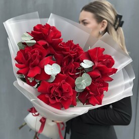 Стильный букет из 7 красных французских роз с эвкалиптом