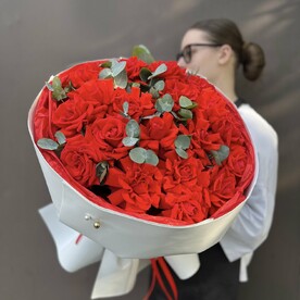 Букет из французской красной розы Нина 19 шт с эвкалиптом