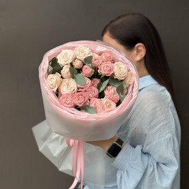 Стильный букет из кустовой розовой розы и эвкалипта