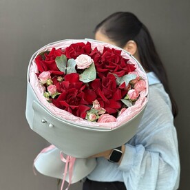 Букет из французских красных роз и кустовых пионовидных розовых роз