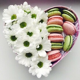  Композиция в коробке из хризантем и макарун