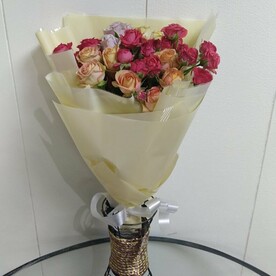 Букет из кустовых роз