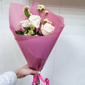 Букет из роз и статицы