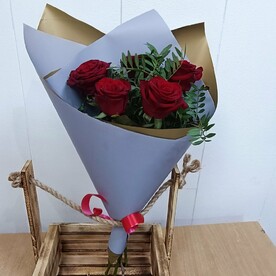 Красные розы с зеленью