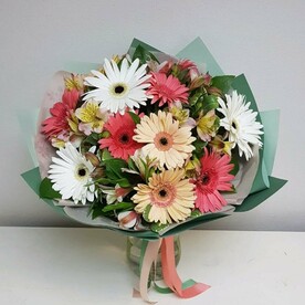 Нежные герберы с альстромериями