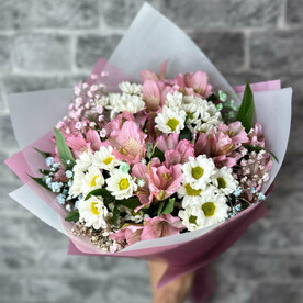 Букет из ромашек и альстромерии