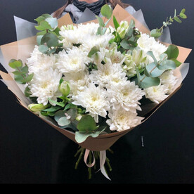 Букет из белых хризантем и альстромерий