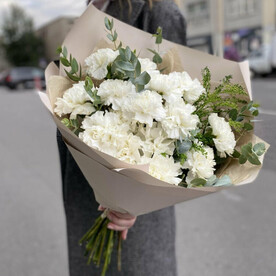 Букет из 15 белых гвоздик с эвкалиптом в упаковке,