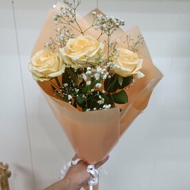 Букет из роз с гипсофилой