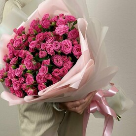 Яркий букет из розовых роз