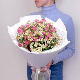 Пышный букет из кустовой розы и полевой ромашки