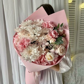 Авторский букет: хризантема, пионовидные розы, хамилациум,эвкалипт