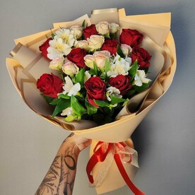 Розы с Альстромерией